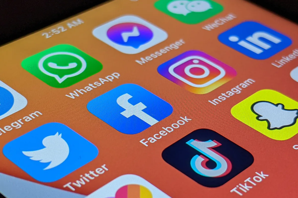 Applicazioni social su smartphone per la gestione dei canali aziendali