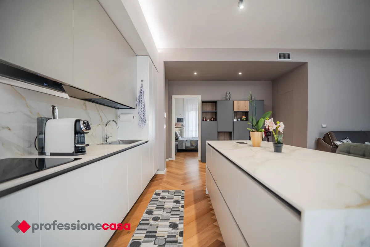 Cucina contemporanea di un appartamento a Pinerolo, con penisola chiara e pavimento in legno
