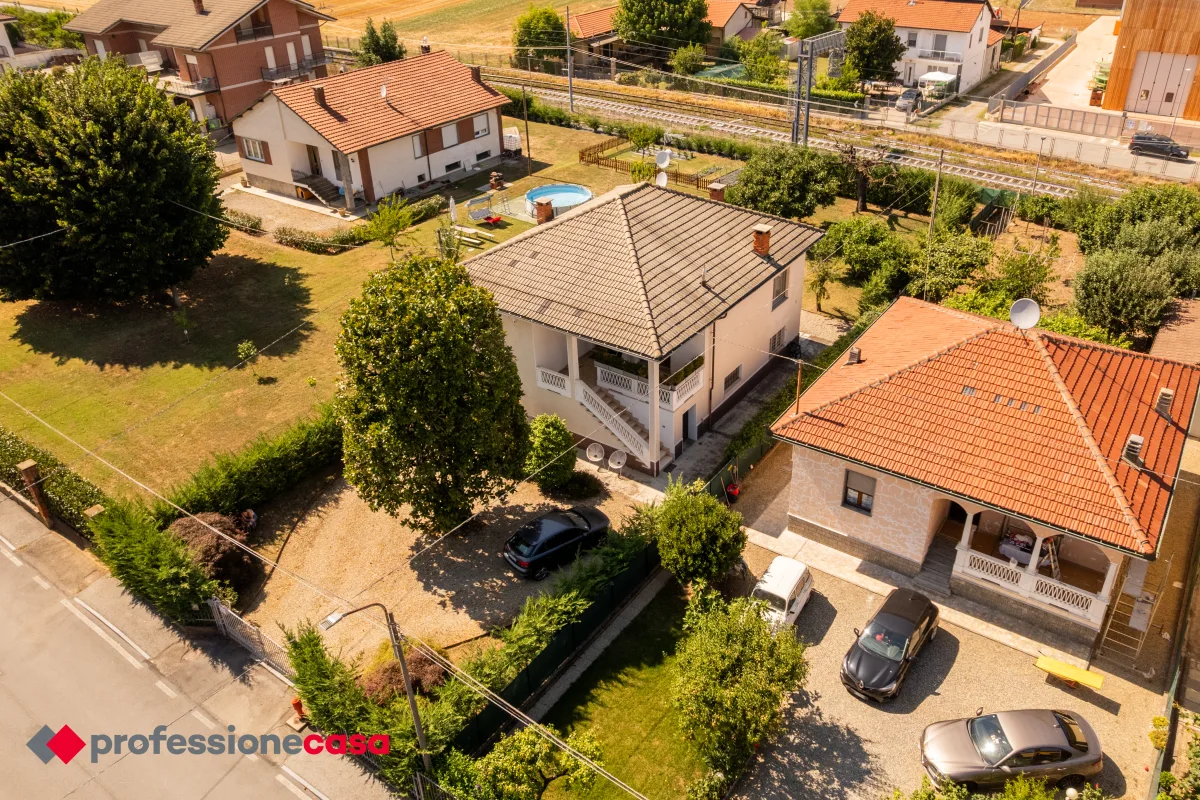Fotografia aerea con drone di una villa a Piscina e del suo giardino nel contesto residenziale