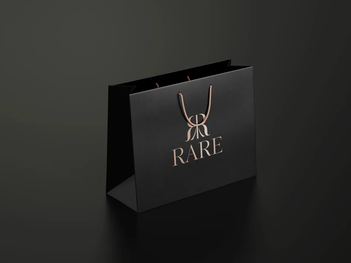 Applicazione del logo RARE su una shopper nera