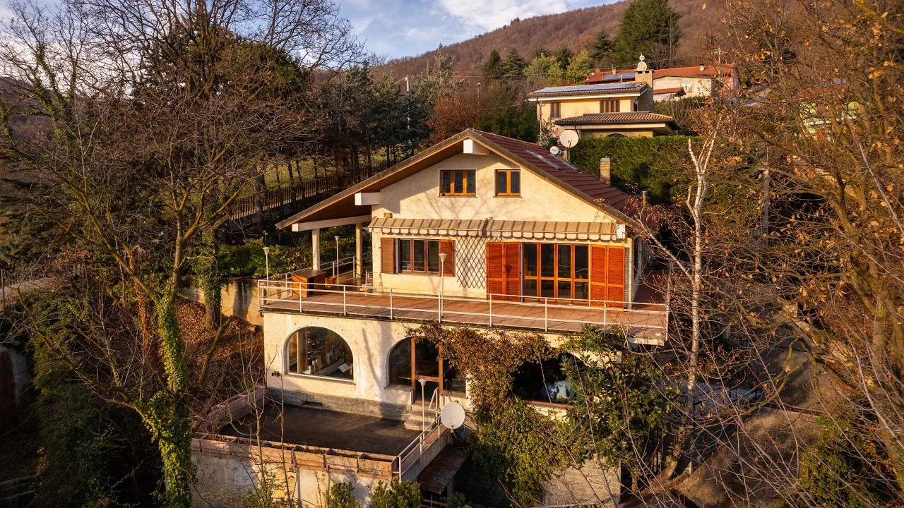 Copertina: Gli esterni di una villa a Cumiana